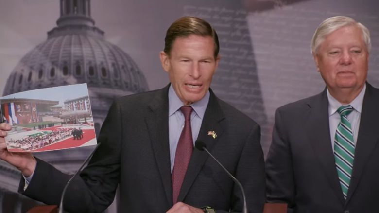 “김정은-푸틴, 가장 극악무도한 두 독재자” 리처드 블루먼솔 미국 민주당 상원의원(왼쪽)과 린지 그레이엄 공화당 상원의원이 20일(현지 시간) 워싱턴 의회에서 블라디미르 푸틴 러시아 대통령과 김정은 북한 국무위원장의 전날 평양 회동 사진을 들고 “가장 극악무도하고 독재적인 두 지도자”라고 비판했다. 두 사람은 이날 북한을 지원하는 러시아를 테러지원국으로 지정하자는 초당적 법안을 발의했다. 그레이엄 의원 유튜브 캡처