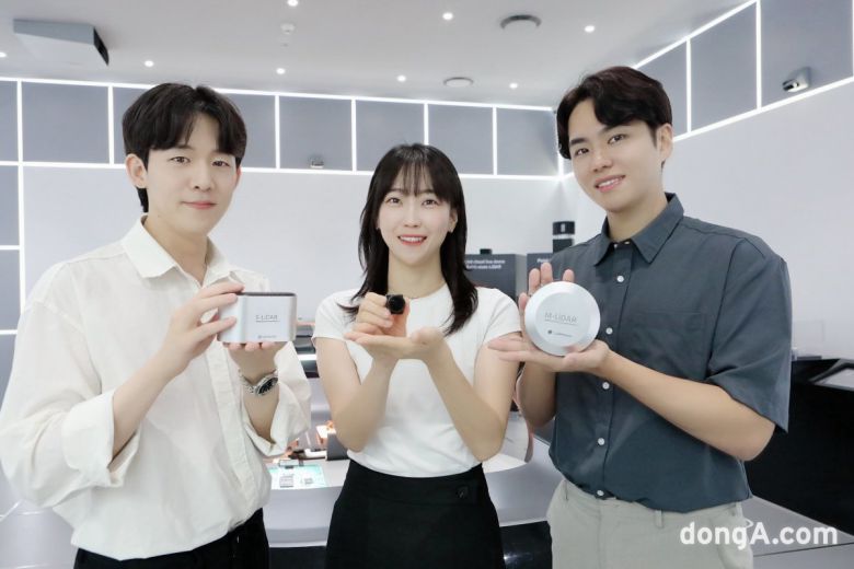 LG이노텍 임직원들이 차량 센싱 솔루션 핵심 부품인 ‘고성능 라이다(왼쪽∙오른쪽)’와 ‘고성능 히팅 카메라 모듈(가운데)’을 선보이고 있다.