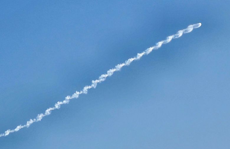 북한이 극초음속 중장거리 고체연료 탄도미사일(IRBM)로 추정되는 미사일을 시험 발사한 26일 오전 서울 국기봉 인근에서 촬영된 북한 탄도미사일의 항적운. 항적운은 대기 속을 지나는 비행체의 자취를 따라 생기는 연기같은 구름이다. 북한 탄도미사일의 항적운은 서해 백령도와 연평도, 경기 파주 및 연천 일대에서도 관측됐다. 쿠키뉴스 제공