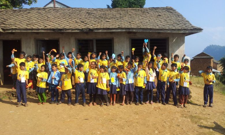 네팔 껄레리 마을서 열린 엄홍길 휴먼스쿨 ‘자기 꿈 종이 비행기에 실어 보내기’ 행사 모습. 백후현 작가 제공