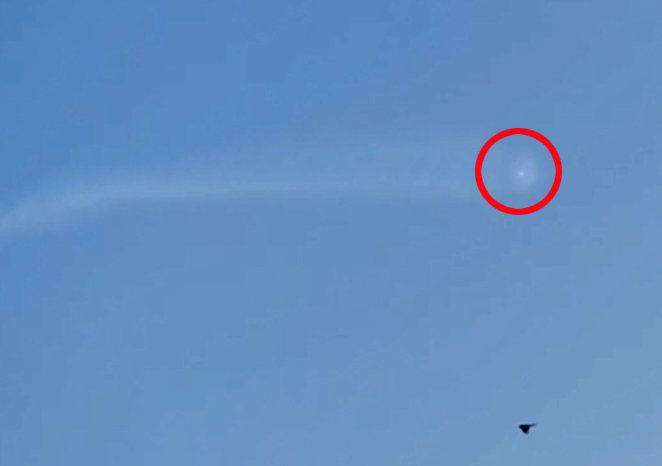 26일 오전 5시 31분경 서울 면목동 사가정역 인근에서 북한이 동해상으로 발사한 탄도미사일로 추정되는 발사체(빨간 원안)와 길게 뻗은 항적운이 포착됐다. (독자영상제공)  2024.6.26 (서울=뉴스1)