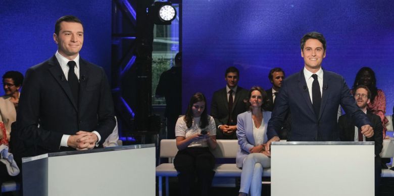 프랑스 조기 총선을 닷새 앞두고 25일 파리에서 열린 TV토론에서 차기 총리직을 놓고 겨루는 ‘젊은피’ 29세 조르당 바르델라  국민연합(RN) 대표(왼쪽)와 35세 가브리엘 아탈 총리가 토론 시작에 앞서 미소를 짓고 있다. 이날 토론에서는 특히 최근 재정  적자가 심각한 프랑스 현실을 둘러싸고 감세 공약에 대한 격론이 벌어졌다. 파리=AP 뉴시스