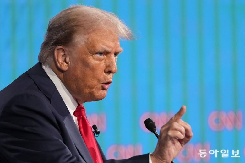 미국 공화당 대선 후보 도널드 트럼프 전 대통령이 27일(현지시각) 조지아주 애틀랜타에 있는 CNN 스튜디오에서 조 바이든 미국 대통령과 일 대 일 TV 토론을 하고 있다. 2024.06.28. 애틀랜타=AP/뉴시스