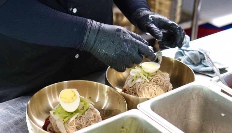 한승재 씨가 운영하는 막국수 식당은 100% 순메밀로 만든다. 풍암2리 마을의 주민들은 약 20만 평 규모의 메밀밭에서 메밀을 수확하고 있으며, 청년 후계농인 한 씨도 약 6만 평의  메밀밭을 가꾸고 있다. 본인 제공