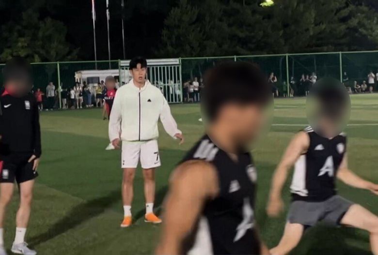 지난 27일 오후 9시경 서울 광진구 아차산 인근 풋살장에서 손흥민이 조기축구회 회원들과 축구하는 모습. ‘에펨코리아’ 갈무리