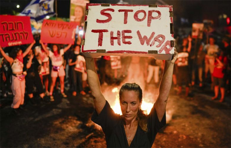 지난달 29일(현지 시간) 이스라엘 텔아비브에서 하마스가 억류 중인 인질의 조속한 귀환 및 전쟁 중단, 베냐민 네타냐후 이스라엘  총리의 퇴진을 촉구하는 시위가 열렸다. 텔아비브