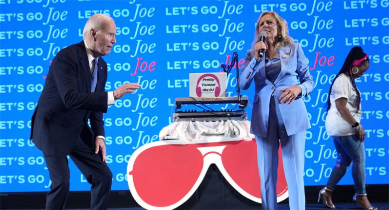 지난달 27일(현지 시간) 도널드 트럼프 전 미국 대통령과의 TV토론을 끝낸 조 바이든 대통령(왼쪽)과 대통령 부인 질  여사(가운데)가 같은 날 조지아주 애틀랜타에서 연설하고 있다. 질 여사는 ‘토론에서 완패했다’는 혹평을 받은 남편을 향해 “정말  잘했다”며 사뭇 다른 평가를 내렸다. 애틀랜타=AP뉴시스