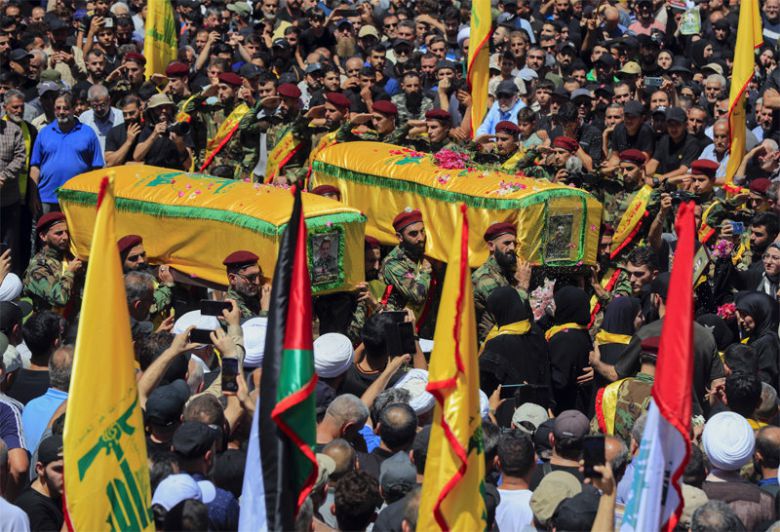 같은 날 레바논 남부 아이타알샵에서는 이스라엘의 공격으로 숨진 시아파 무장단체  헤즈볼라 고위 간부 2명의 장례식이 열렸다. 조만간 이스라엘과 헤즈볼라가 전면전을 벌일 것이란 우려가 고조되고 있다. 아이타알샵=AP 뉴시스
