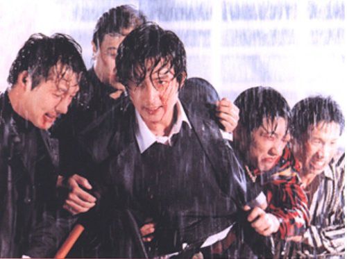 교복을 입고 싸우는 조폭의 모습은 영화 ‘두사부일체’를 생각나게 한다. 한국영상자료원 제공