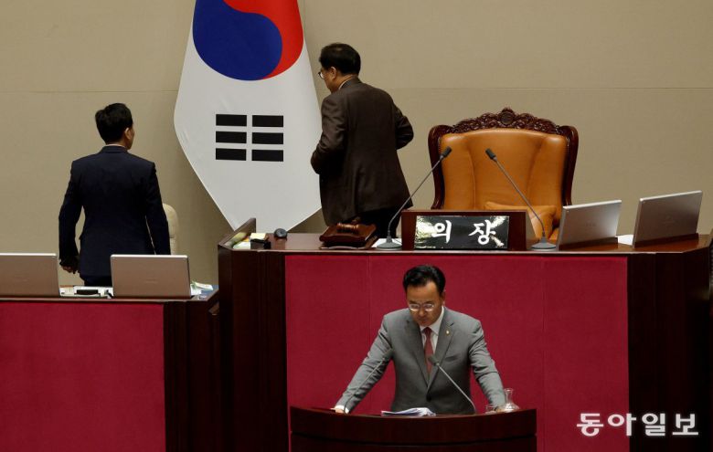 3일 오후 국회 본회의에서 유상범 국민의힘 의원이 ‘채상병특검법안’이 상정되자 무제한토론(필리버스터)을 하는 가운데 우원식 국회의장이 떠나고 있다.      송은석 기자 silverstone@donga.com