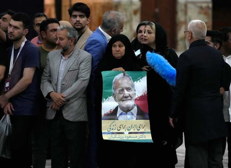 이란 대선의 결선투표 다음 날인 6일 수도 테헤란 인근에 있는 루홀라 호메이니 전 최고지도자의 성지에서 한 여성 지지자가  대통령으로 당선된 마수드 페제슈키안의 포스터를 들고 있다. 페제슈키안은 서방과의 대화 및 여성 인권 탄압 방지 등을 공약으로  내세워 청년층과 여성층의 지지를 얻었다. 테헤란=AP 뉴시스