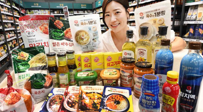 고물가 시대에 가성비를 앞세운 집밥이 새로운 소비 트렌드로 떠오르고 있다. 홈플러스는 18일부터 24일까지 고객 수요가 높은  양념·소스류와 냉동 채소 등 100여 종을 기획가에 선보인다. 홈플러스 메가푸드마켓 강서점에서 모델이 ‘맛있는 집밥 프로젝트’를  소개하고 있다. 홈플러스 제공