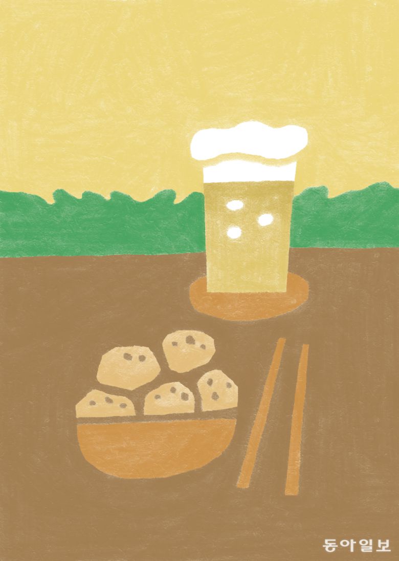 ‘제철 행복’에서 여름에 이르러 낮이 가장 길어지는 날인 하지(夏至·6월 21일 무렵)를 담은 그림.  햇감자에 맥주를 즐기기 좋다.     ⓒ요리