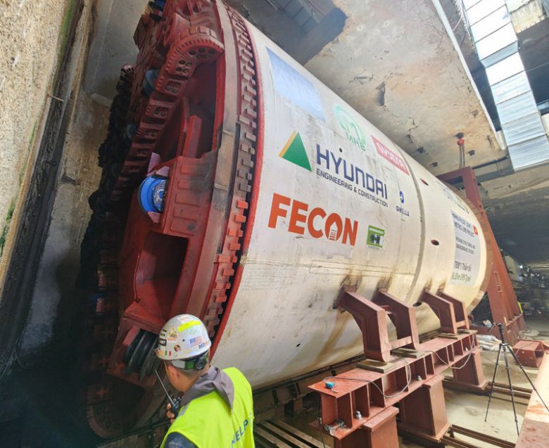 현대건설이 수주한 베트남 하노이 지하철 3호선 터널 공사 현장에 설치된 터널굴착기(TBM) 모습. 굴착기 앞에 달린  ‘커터 헤드’가 회전하면서 땅을 뚫는다. 베트남공동취재단