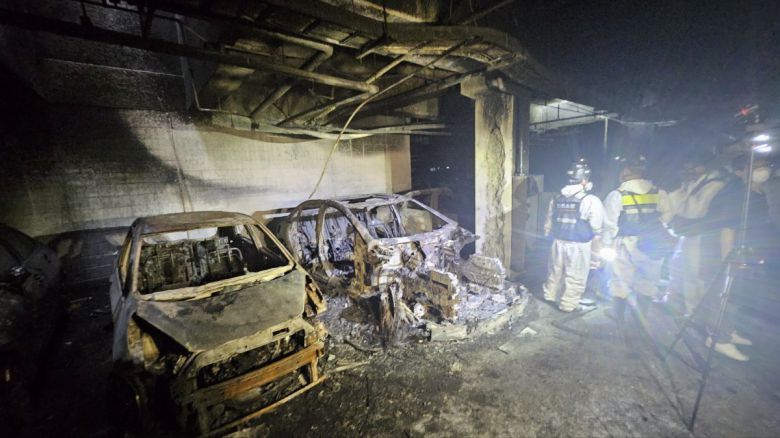 2일 인천 서구의 한 아파트 지하주차장에서 소방당국이 전날 발생한 전기차 화재 원인을 조사하고 있다. 불에 타 뼈대만 간신히 남은 차량들이 보인다. 인천=뉴스1