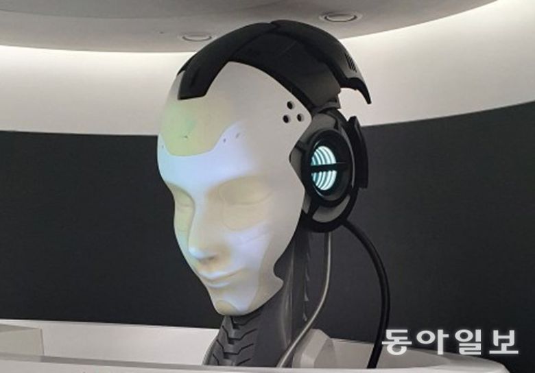 서울로봇인공지능과학관에  전시된 생성형 AI 로봇인 ‘메타 휴머노이드 마스크봇’. 문세영 동아사이언스  기자 moon09@donga.com