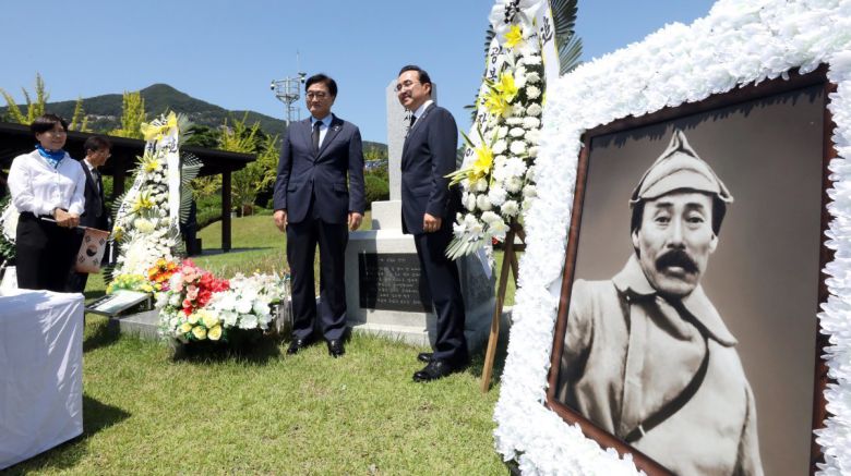 우원식 국회의장과 박홍근 홍범도장군기념사업회 이사장이 14일 오전 대전국립현충원에서 열린 광복 79주년 및 홍범도 장군 귀환 3주년 기념식을 마친 뒤 홍범도 장군 묘소를 둘러보고 있다.2024.8.14/뉴스1