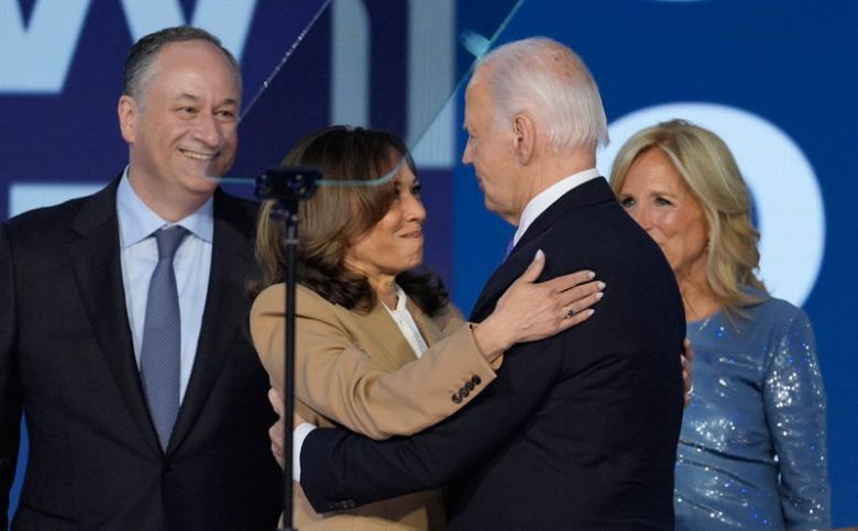 해리스, 바이든과 포옹 19일(현지 시간) 미국 일리노이주 시카고에서 열린 민주당 전당대회 첫날 연단에 등장한 카멀라 해리스 부통령(앞줄 왼쪽)이  조 바이든 대통령과 포옹하고 있다. 바이든 대통령은 이날 연설에서 “해리스가 대통령이 돼야 한다”고 강조했다. 해리스 부통령의  남편 더글러스 엠호프 변호사(뒷줄 왼쪽)와 바이든 대통령의 부인 질 여사가 두 사람의 포옹을 지켜보고 있다. 시카고=AP 뉴시스