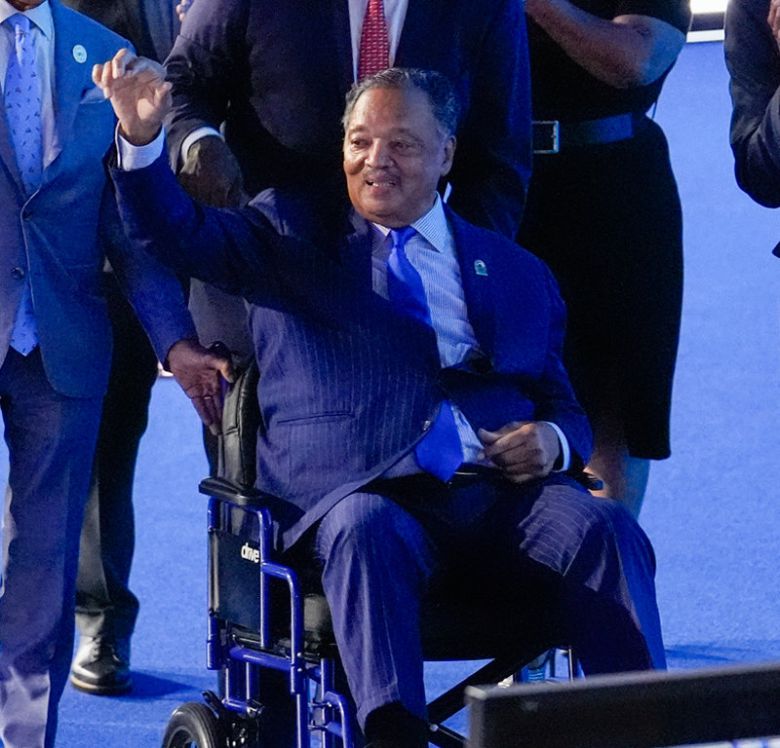 ‘인권 운동 대부’ 잭슨 목사 휠체어 타고 입장 미국 흑인 인권 운동의 대부로 꼽히며 1984, 1988년 대선 당시 민주당 후보 경선에도 참가했던 제시 잭슨 목사가  19일(현지 시간) 일리노이주 시카고에서 열린 민주당 전당대회 연단에 올라가고 있다. 파킨슨병으로 휠체어를 탔지만 시종일관 밝은  표정을 지었다. 시카고=AP 뉴시스