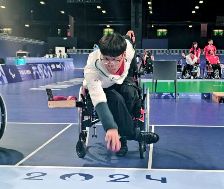 파리 패럴림픽(장애인올림픽)에 출전한 한국 선수단 83명 중 유일한 10대 선수인 서민규가 대회를 앞두고 보치아 종목 훈련장인  아레나 파리 쉬드에서 공을 던지고 있다. 서민규는 경기보조코치로 파리에 함께 머물고 있는 어머니 김은희 씨와 함께 패럴림픽  금메달을 목에 걸겠다는 각오를 밝혔다. 임광택 감독 제공