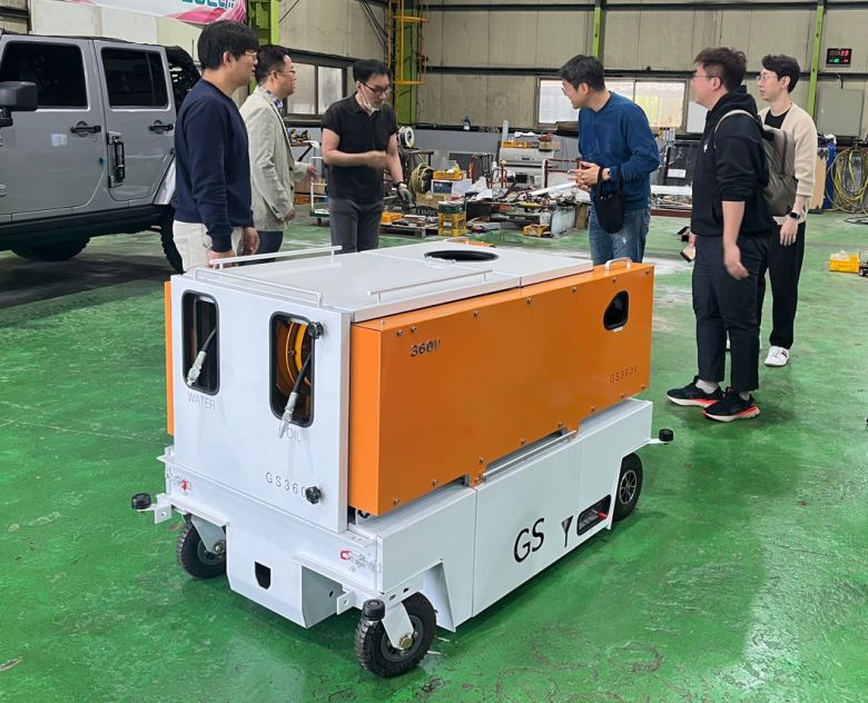 올해 4월 견인형 화재진압 장치의 성능을 테스트하는 모습. 사진의 장치는 개발 중간 단계의 모델이다. 리모빌리티 제공