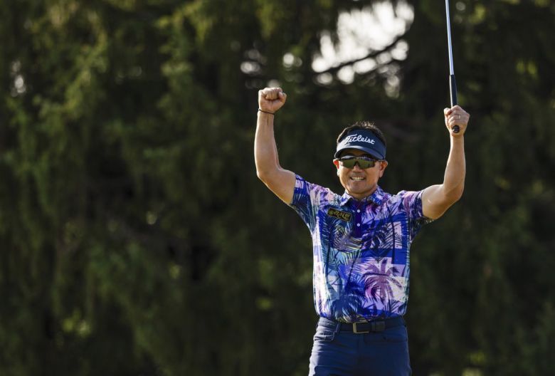 양용은이 9일 PGA투어 챔피언스 어센션 채래티 클래식 연장 첫 번째 홀에서 우승을 확정짓는 버디 퍼트를 성공시킨 뒤 두 팔을 벌려 환호하고 있다. 세인트루이스=AP뉴시스