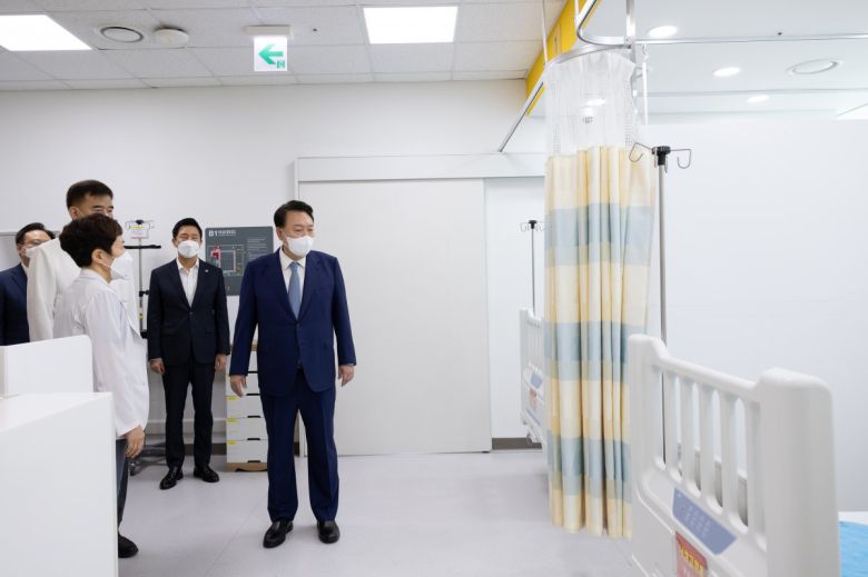 윤석열 대통령이 13일 서울 중랑구 서울의료원 권역응급의료센터를 찾아 센터 내부를 살피고 있다.(대통령실 제공) 2024.9.13