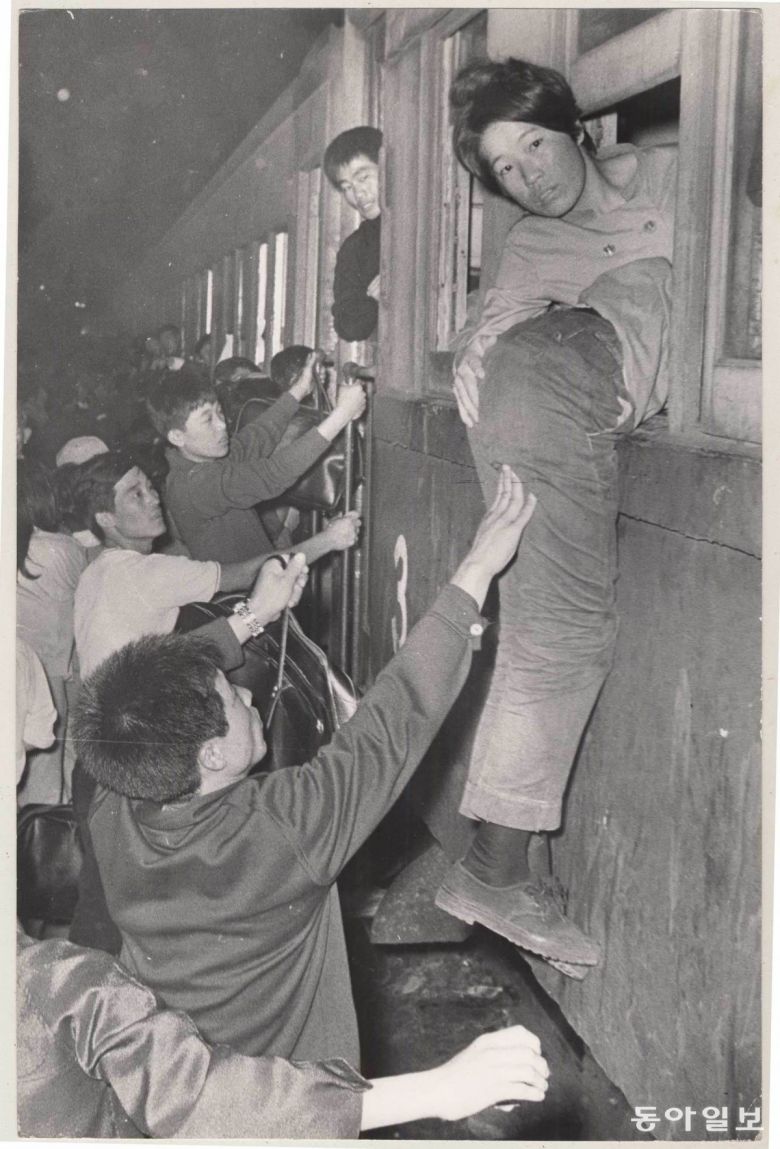혼잡한 추석 귀성열차. 서울역. 1968. 10. 05. 동아일보DB