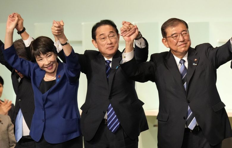 다카이치-기시다 손잡은 이시바 27일 일본 도쿄 자민당 본부에서 신임 총재로 선출된 이시바 시게루 전 자민당 간사장(오른쪽)이 기시다 후미오 총리(가운데)와 손을 맞잡고 만세를 하고 있다. 이시바 총재는 2차 결선 투표에서 215표를 얻어 194표를 얻은 다카이치 사나에 경제안보상(왼쪽)을 꺾고 당선됐다. 도쿄=AP 뉴시스