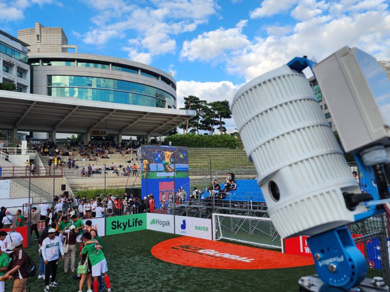 경기 상황과 선수 인식해 해설 및 심판 보조 긴 원기둥 형태인 KT 스카이라이프의 인공지능(AI) 카메라는 선수나 축구공의 움직임을 자동으로 추적하고 포착해 플레이 중심으로 클로즈업하는 등 AI 기술 기반으로 경기를 중계한다. KT스카이라이프 제공