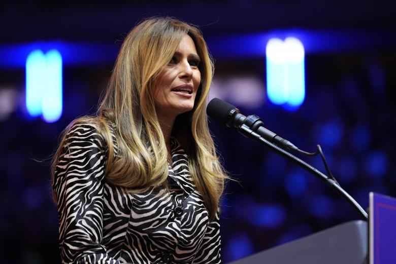 27일 도널드 트럼프 미국 공화당 대선후보의 뉴욕 유세 현장에 등장한 그의 부인 멜라니아 여사. 뉴욕=AP 뉴시스