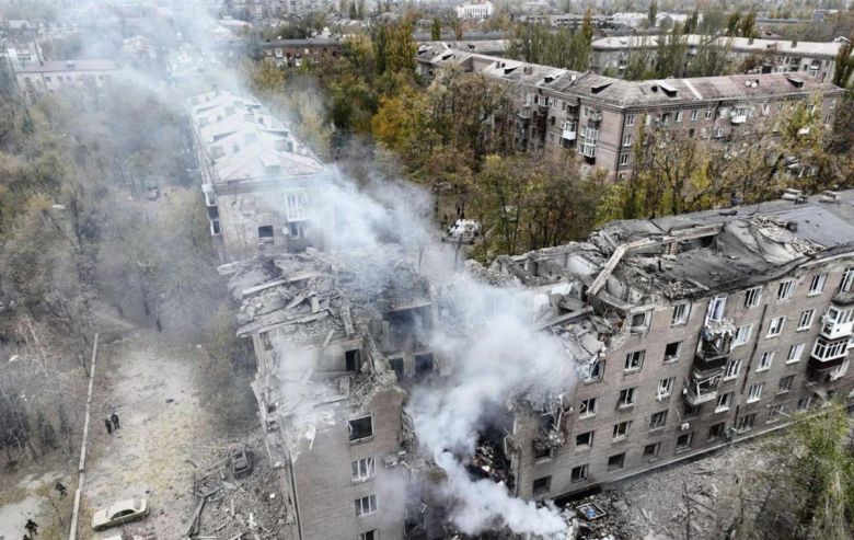 젤렌스키 고향까지 러 공격 받아 11일(현지 시간) 우크라이나 크리비리흐에서 러시아군의 공습을 받은 아파트 단지가 무너진 채 연기가 피어오르고 있다. 최근 러시아가 우크라이나가 점령한 자국 영토 쿠르스크주에서 공세를 높이면서 교전 지역 주변까지 전쟁 피해가 늘어나고 있다. 크리비리흐는 볼로디미르 젤렌스키 우크라이나 대통령의 고향이다. 크리비리흐=AP 뉴시스