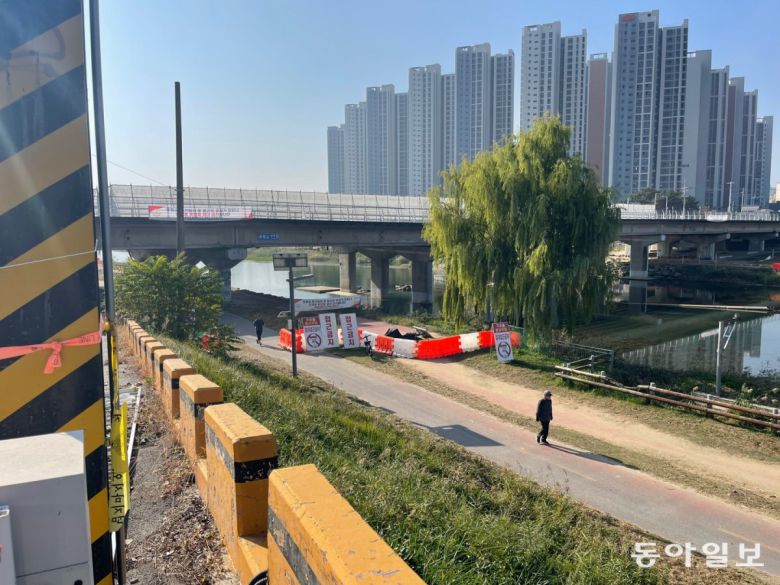 12일 대전 중구 유천동 유등교 밑 산책로에서 시민들이 운동을 하고 있는 모습. 이 곳은 지난 여름 폭우로 교량이 침하되면서 통행이 전면 차단된 곳이다. 이정훈 기자 jh89@donga.com