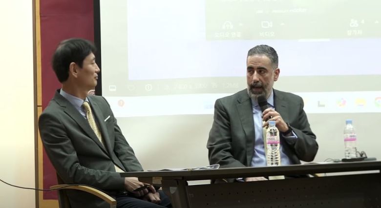 15일 서울 성북구 고려대 백주년기념관에서 열린 ‘2024 트라이포럼·고려대 아세아문제연구원 심포지엄’ 토의 세션에서 앤서니 루지에로 전 백악관 국가안전보장회의(NSC) 생물학무기 확산방지 선임보좌관(오른쪽)이 말하고 있다. 고려대 아세아문제연구원 제공