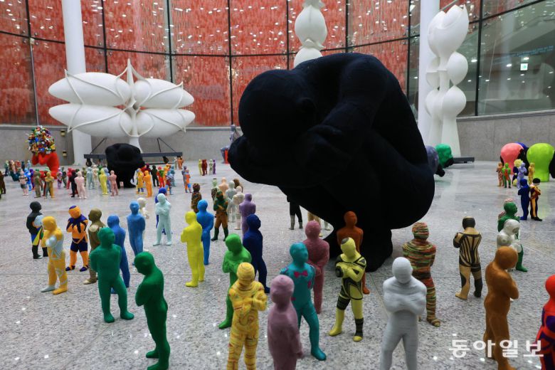 서울 용산구 숙명여대 문신미술관 전시장 입구에 문신 작가의 조각과 이준 작가의 작품이 함께 전시되고 있다. 전영한 기자 scoopjyh@donga.com