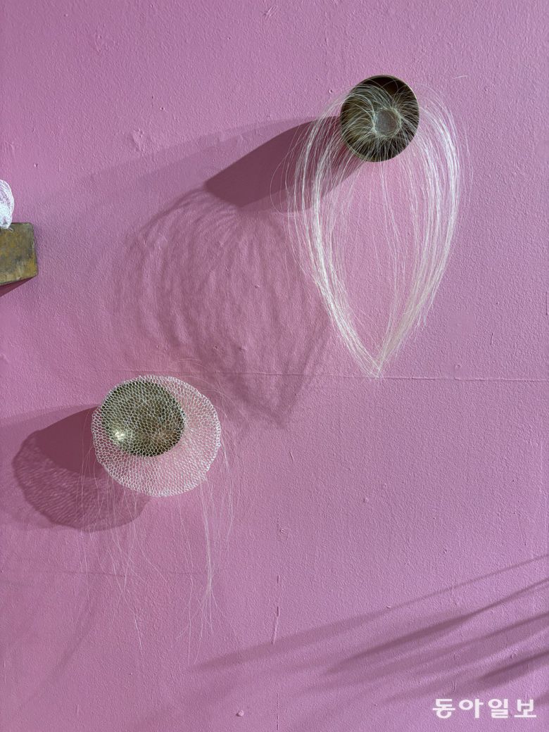 윤순란의 작품 ‘아라크네 코드’. 말총으로 만든 브로치. 사진 김민