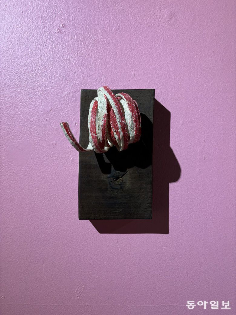 오주연의 작품 ‘노동을 사랑하라’. 목장갑을 자르고 바느질해 만든 브로치. 사진 김민.