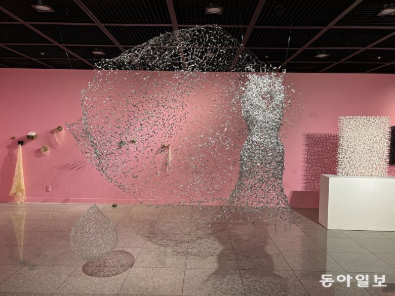 금기숙의 작품 ‘끌림’. 재활용 호일과 철사를 이용한 설치 작품. 사진 김민