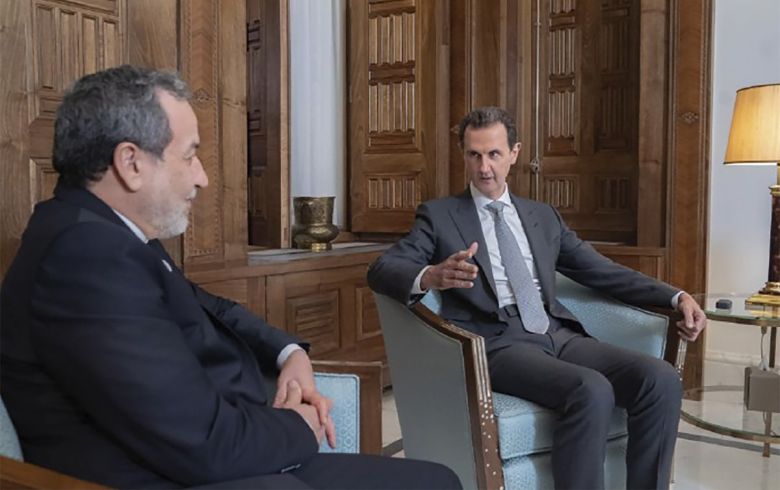 아사드 대통령 이란 외교장관 면담 1일 시리아 수도 다마스쿠스에서 바샤르 알 아사드 시리아 대통령(오른쪽)이 아바스 아라그치 이란 외교장관과 정부군 지원안 등을 논의하고 있다. 다마스쿠스=AP 뉴시스