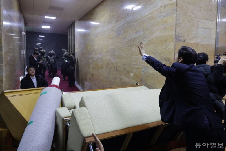 한 국회 직원이 대치중인 계엄군에게 “방금 본회의에서 계엄 해제요구 결의안이 가결됐다”라며 “당신들 거기서 한 발짝이라도 움직이면 모두 위법행위를 저지른 것”이라고 소리치고 있다. 박형기 기자 oneshot@donga.com