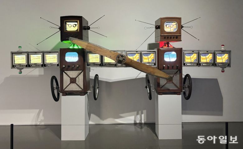 백남준의 ‘라이트형제’(1995년). 개인 소장가가 자택에 전시하고 있던 작품으로, 국내에서 일반에 공개되는 것은 처음이다. 부산=김민 기자 kimmin@donga.com