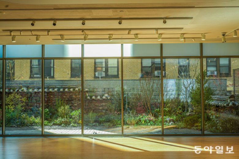 따뜻한 볕이 드는 미국 뉴욕한국문화원 한국정원. 한국수목원정원관리원 제공