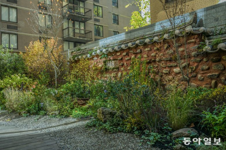 미국 뉴욕한국문화원에 조성된 한국정원. 황지해 작가가 소쇄원 애양단을 재현했다. 한국수목원정원관리원 제공