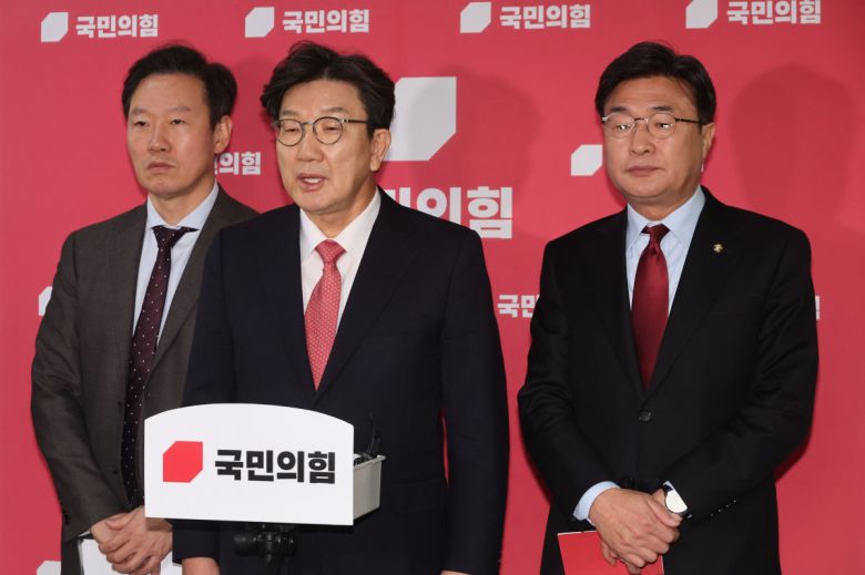 국민의힘 권성동  당대표 권한대행 겸 원내대표(가운데)가 20일 오후 서울 여의도 국회에서 현안 관련 백브리핑을 하고 있다. 뉴시스