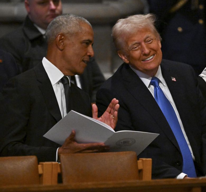 2016년 대선 과정에서 대립했던 트럼프 당선인과 오바마 전 대통령은 이날 옆자리에서 웃으며 대화했다. 워싱턴=AP 뉴시스