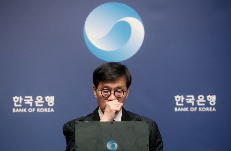 이창용 한국은행 총재가 서울 중구 한국은행에서 열린 통화정책방향 기자간담회에서 목을 가다듬고 있다. 뉴스1