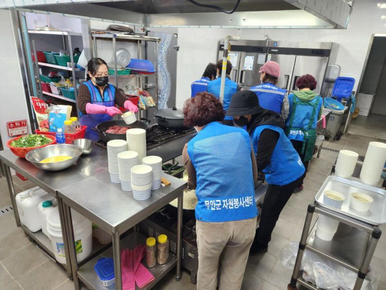 한국여성농업인 무안군연합회 회원 등 무안지역 자원봉사자들이 무안국제공항 관리동 2층 식당에서 조리 봉사활동을 하고 있다. 한국여성농업인 무안군연합회 제공