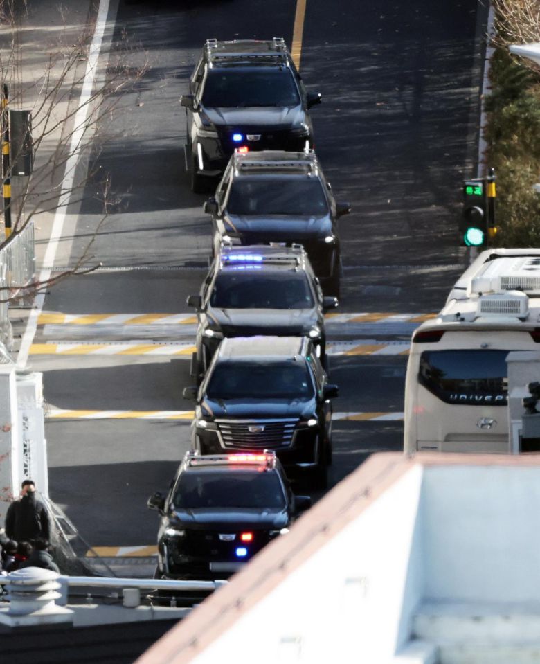 내란 우두머리 혐의로 체포된 윤석열 대통령을 태운 차량 행렬이 15일 오전 서울 용산구 한남동 대통령 관저를 빠져나와 과천 공수처 조사실로 향하고 있다. 2025.1.15/뉴스1