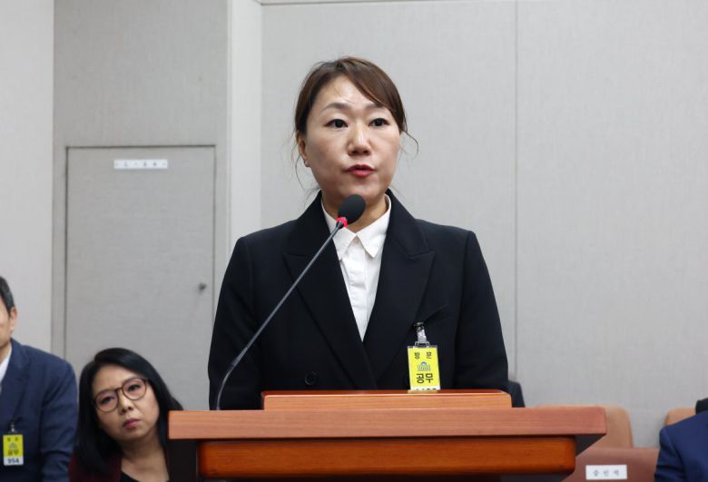 김영선 전 의원의 회계 책임자이자 김건희 여사의 공천개입 의혹을 제기한 강혜경 씨가 1일 서울 여의도 국회에서 열린 운영위원회의 대통령비서실, 국가안보실, 대통령경호처 국정감사에서 의원 질의에 답하고 있다. 2024.11.01. [서울=뉴시스]