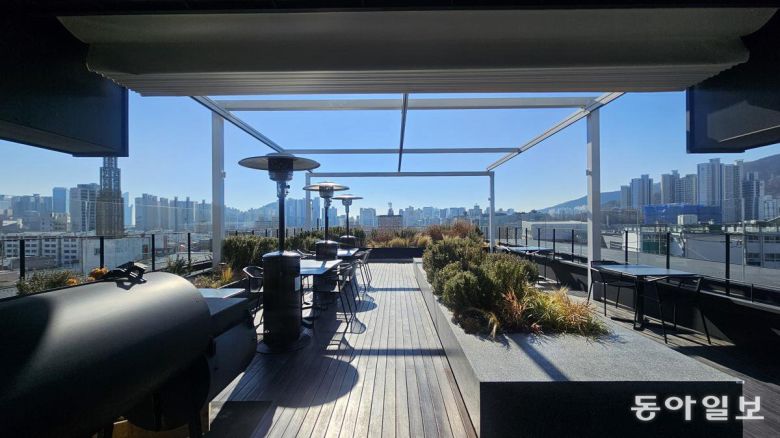 현대모터스튜디오 4층 정원.